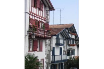  Maison dans le centre ville de Cambo Les Bains